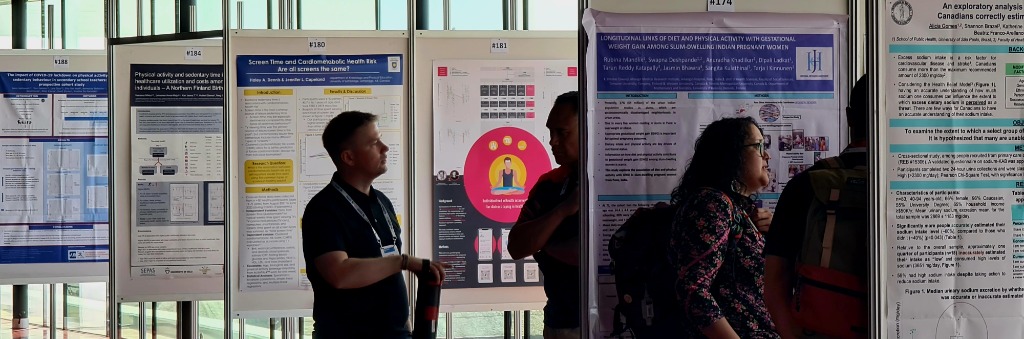 Researchers discussing posters at the ISBNPA 2023 poster session in Uppsala